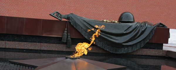 Церемония возвращения Вечного огня в Александровский сад - Sputnik Afrique