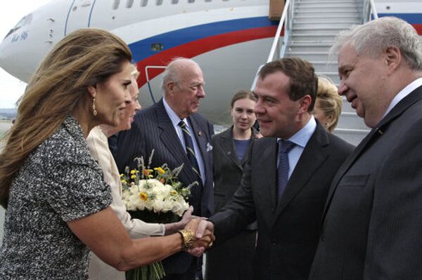 Dmitri Medvedev rencontre Arnold Schwarzenegger - Sputnik Afrique