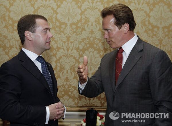 Dmitri Medvedev rencontre Arnold Schwarzenegger - Sputnik Afrique