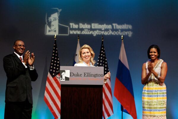 Svetlana Medvedev et Michelle Obama à l'école Duke Ellington de Washington  - Sputnik Afrique