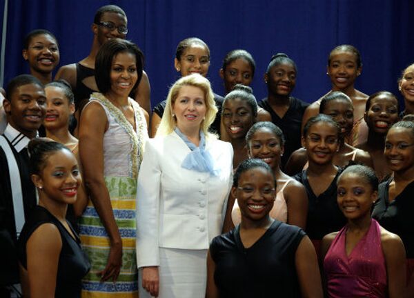 Svetlana Medvedev et Michelle Obama à l'école Duke Ellington de Washington  - Sputnik Afrique