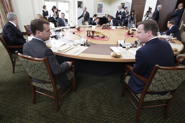 Le président russe Dmitri Medvedev et  le premier ministre britannique David Cameron - Sputnik Afrique