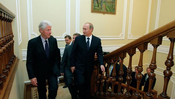 Vladimir Poutine et Bill Clinton, le 29 juillet 2010. - Sputnik Afrique