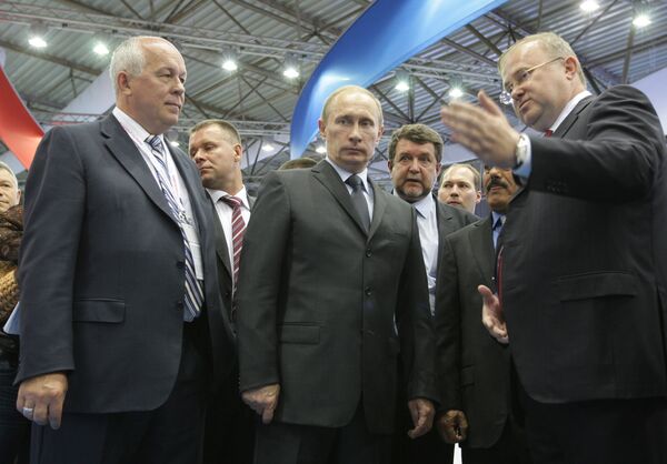 Sergueï Tchemezov (à gauche) et Vladimir Poutine  - Sputnik Afrique