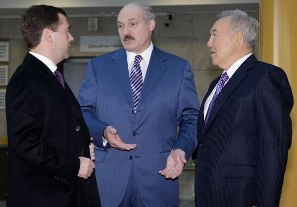 Le président Dmitri Medvedev, président du Bélarus Alexandre Loukachenko et le président du Kazakhstan Nursultan Nazarbayev - Sputnik Afrique