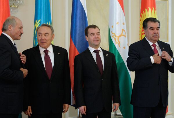 Les chefs d'Etat de l'Union douanière: Alexandre Loukachenko, Noursoultan Nazarbaïev et Dmitri Medvedev (de gauche à droite) - Sputnik Afrique