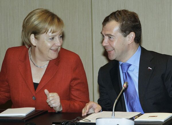 La chancelière allemande Angela Merkel et le président russe Dmitri Medvedev lors du forum russo-allemand Dialogue pétersbourgeois à Ekaterinbourg - Sputnik Afrique