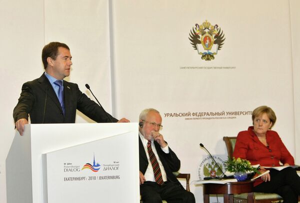  Le président russe Dmitri Medvedev et la chancelière allemande Angela Merkel . Forum Dialogue pétersbourgeois à Ekaterinbourg. - Sputnik Afrique