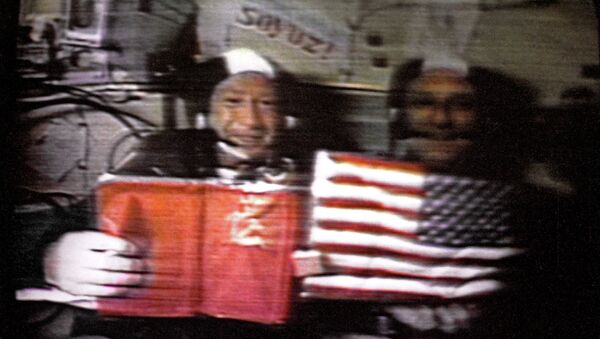 Alexeï Leonov et Thomas Stafford lors de la mission Soyouz-Apollo (juillet 1975) - Sputnik Afrique