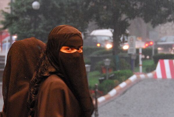 Burqa: 61 manifestants contre la loi d'interdiction appréhendés à Paris - Sputnik Afrique