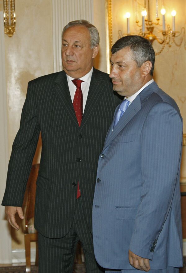 Le président abkhaz Sergueï Bagapch et le président sud-ossète Edouard Kokoïty. Les archives - Sputnik Afrique