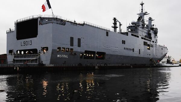Французский военный корабль-вертолетоносец класса Мистраль в Санкт-Петербурге - Sputnik Afrique