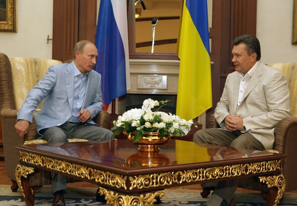 Le premier ministre russe Vladimir Poutine  avec le président ukrainien Viktor Ianoukovitch. - Sputnik Afrique