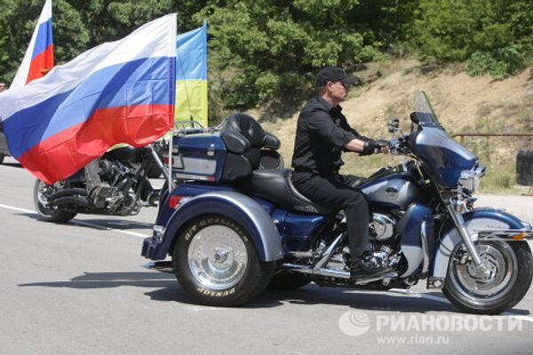 Vladimir Poutine et les Loups de la nuit au défilé de motos - Sputnik Afrique