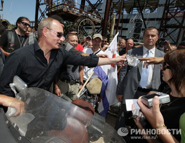 Vladimir Poutine et les Loups de la nuit au défilé de motos - Sputnik Afrique
