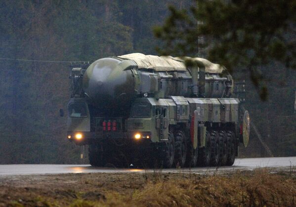 Le missile intercontinental mobile russe Topol - Sputnik Afrique