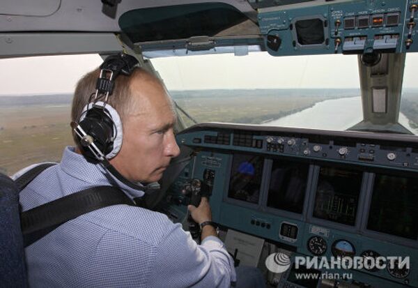 Poutine: le premier ministre aux commandes d'un canadair, d'un chasseur…  - Sputnik Afrique