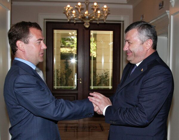 Le président russe Dmitri Medvedev et son homologue sud-ossète Edouard Kokoïty. Archives - Sputnik Afrique
