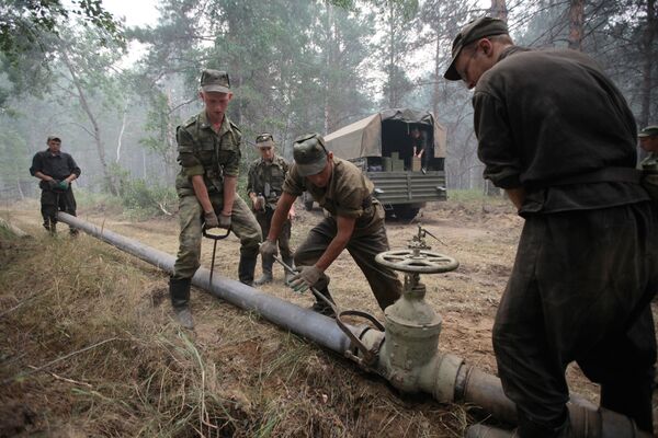 Incendies en Russie: 200 km de conduites d'eau construites par les militaires - Sputnik Afrique