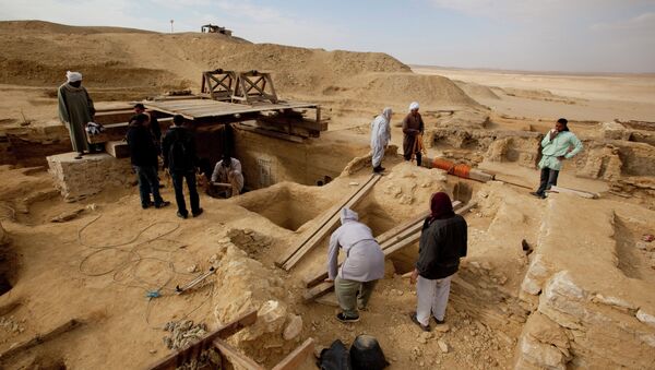Égypte: les archéologues ouvrent deux sarcophages découverts à Saqqara - Sputnik Afrique