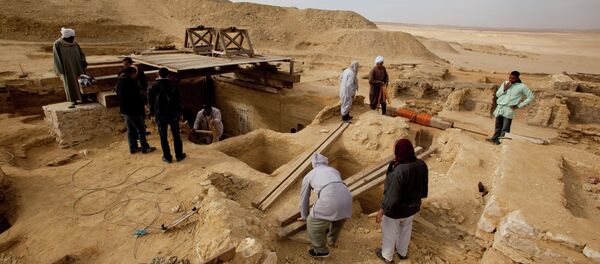 Égypte: les archéologues ouvrent deux sarcophages découverts à Saqqara - Sputnik Afrique