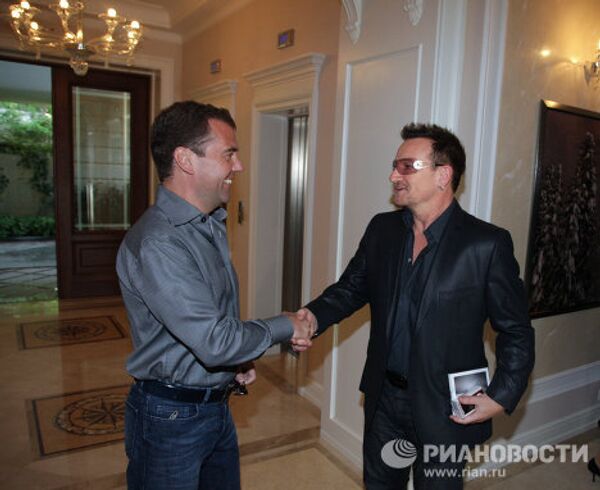 Deux fans de Led Zeppelin: Dmitri Medvedev et Bono - Sputnik Afrique