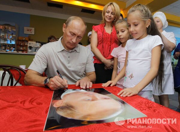 Vladimir Poutine franchira 2.000 km en Lada Kalina  - Sputnik Afrique