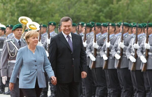 La chancelière allemande Angela Merkel lors d'une conférence de presse commune avec le président ukrainien Viktor Ianoukovitch - Sputnik Afrique
