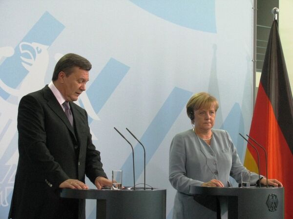 Le président ukrainien Viktor Ianoukovitch lors d'une rencontre avec la chancelière allemande Angela Merkel - Sputnik Afrique