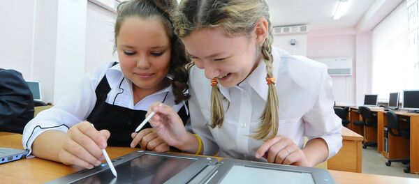 Эксперимент по переходу на электронные книги в средних школах - Sputnik Afrique