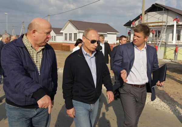 Vladimir Poutine se rend dans les villages en construction destinés aux victimes des incendies - Sputnik Afrique