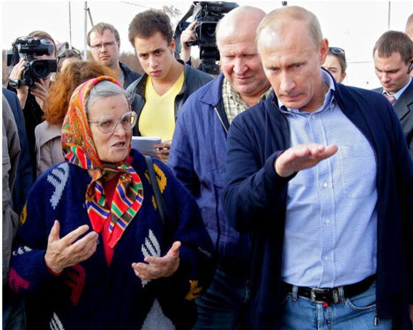 Vladimir Poutine se rend dans les villages en construction destinés aux victimes des incendies - Sputnik Afrique