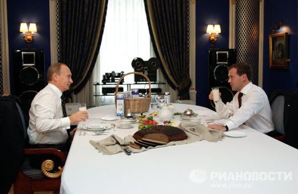 Medvedev et Poutine autour d'un verre de lait - Sputnik Afrique