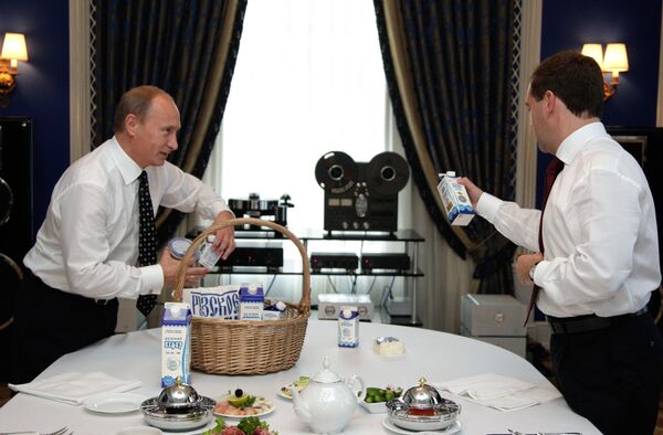 Medvedev et Poutine autour d'un verre de lait - Sputnik Afrique