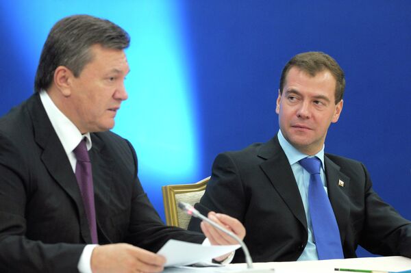Les présidents russe et ukrainien, Dmitri Medvedev et Viktor Ianoukovitch à un sommet russo-ukrainien - Sputnik Afrique