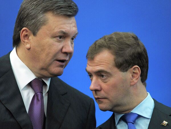 Les présidents russe et ukrainien, Dmitri Medvedev et Viktor Ianoukovitch à un sommet russo-ukrainien - Sputnik Afrique