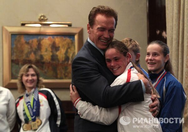Arnold Schwarzenegger avec les athlètes et les étudiants russes - Sputnik Afrique