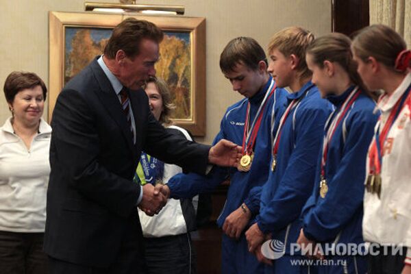 Arnold Schwarzenegger avec les athlètes et les étudiants russes - Sputnik Afrique