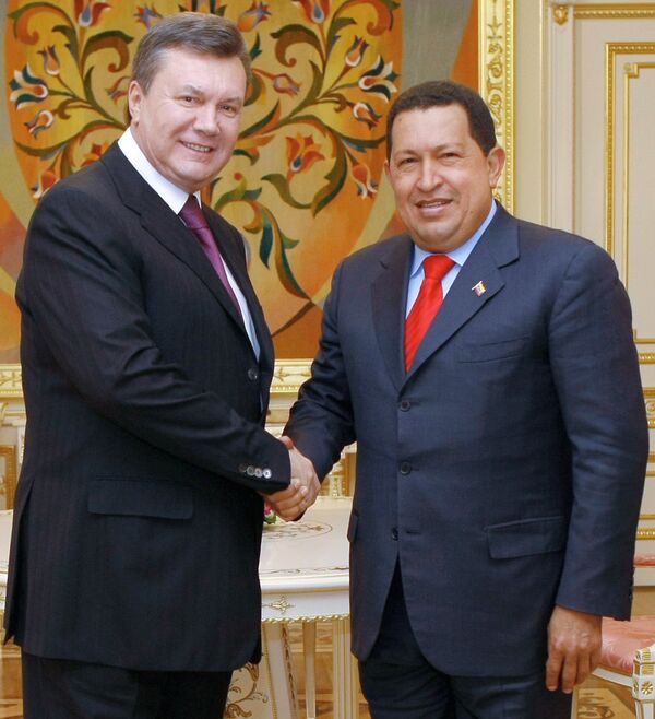 Le président ukrainien Viktor Ianoukovitch avec son homologue vénézuélien Hugo Chavez - Sputnik Afrique