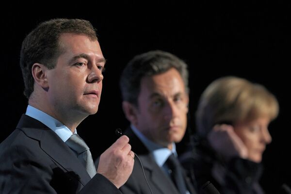  Dmitri Medvedev, Nicolas Sarkozy et Angela Merkel - Sputnik Afrique