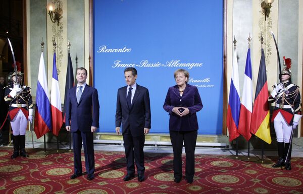 Dmitri Medvedev, Nicolas Sarkozy et Angela Merkel à Deauville  - Sputnik Afrique