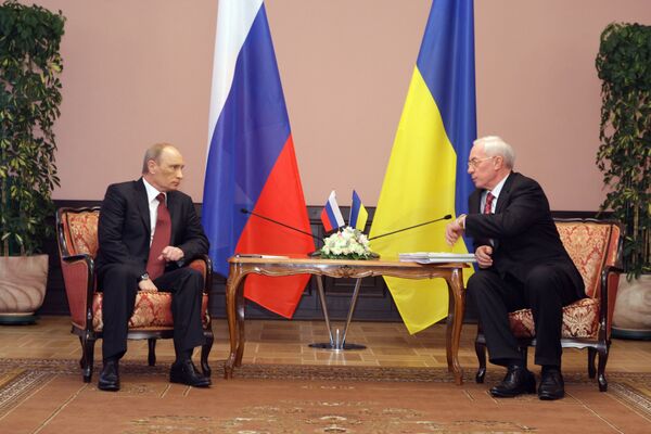 Les premiers ministres russe Vladimir Poutine et ukrainien Nikolaï Azarov - Sputnik Afrique
