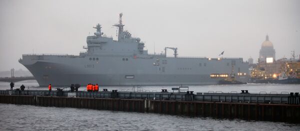 un porte-hélicoptères Mistral à Saint-Pétersbourg - Sputnik Afrique