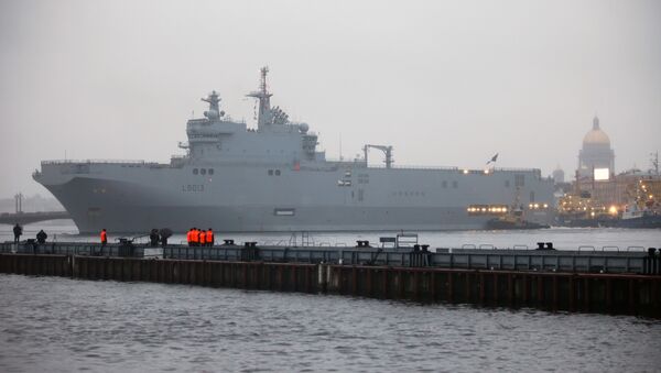 Французский военный корабль-вертолетоносец класса Мистраль в Санкт-Петербурге - Sputnik Afrique