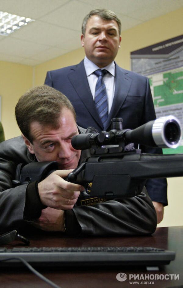 Dmitri Medvedev à l’école des tireurs d’élite - Sputnik Afrique