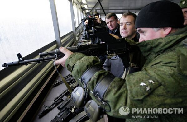 Dmitri Medvedev à l’école des tireurs d’élite - Sputnik Afrique