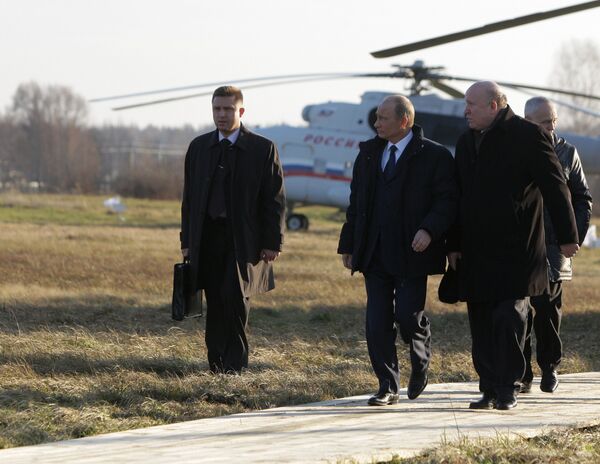 Le premier ministre russe Vladimir Poutine a visité lundi le village de Verknaïa Vereïa - Sputnik Afrique