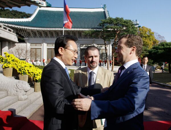 Les présidents russe et sud-coréen, Dmitri Medvedev et Lee Myung-Bak - Sputnik Afrique