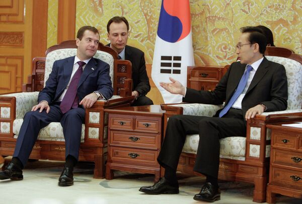 Les présidents russe et sud-coréen, Dmitri Medvedev et Lee Myung-Bak - Sputnik Afrique