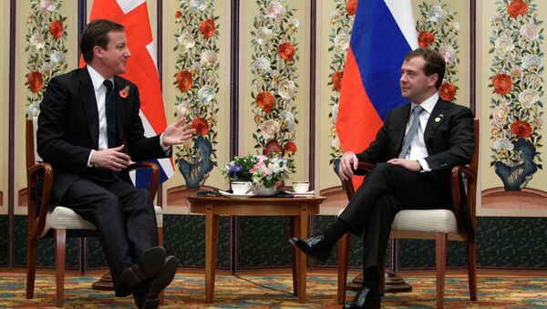 Le premier ministre britannique David Cameron avec le président russe Dmitri Medvedev - Sputnik Afrique